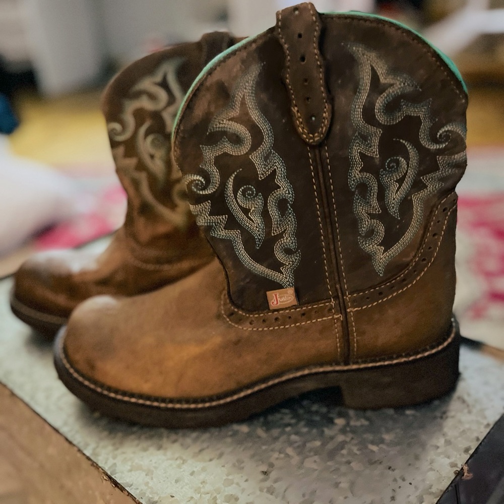 Justin boots Female size 10.